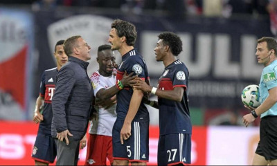 Επικό! Ντου αθλητικού διευθυντή σε διαιτητή να δείξει φάση στο κινητό του! (photos+video)