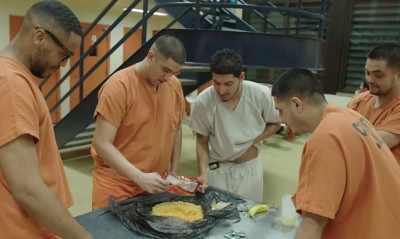 Τρομερό! Βραβεύουν κρατούμενους με πίτσα για να σταματήσουν τον αυνανισμό!