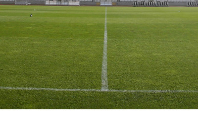 ΕΠΟΣ: Πρόεδρος ομάδας ασπρίζει ολομόναχος τις γραμμές στον αγωνιστικό χώρο! (pic)