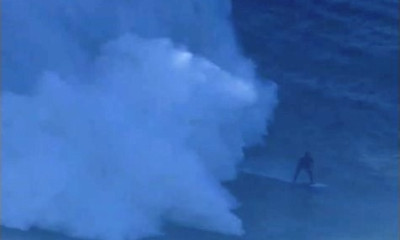 Βίντεο που κόβει την ανάσα! Πελώριο κύμα «καταπίνει» σέρφερ! (video)