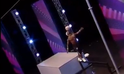 Άσε ότι κάνεις: Αυτός πραγματικά ΜΙΛΑΕΙ ΣΤΗ ΜΠΑΛΑ! (video)