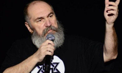 Σοκ: Κατέρρευσε επί σκηνής ο Τζίμης Πανούσης! Βίντεο από τη στιγμή που αποχωρεί με φορείο του ΕΚΑΒ!