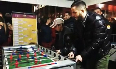 Δίδαξε μπάλα και στο ποδοσφαιράκι ο Μανωλάς! (video)