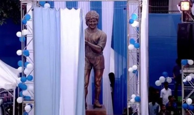 Ο Μαραντόνα έκανε τα αποκαλυπτήρια του αγάλματος του! Έτσι πίστευε τουλάχιστον… (photos+video)