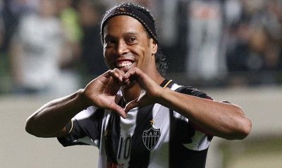 Γκολ από τη σέντρα ο… μάγος Ροναλντίνιο! (video)