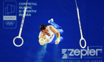 Απίστευτος! Ο Λευτέρης Πετρούνιας κάνει ακροβατικά στο αυτοκίνητό του! (photos)