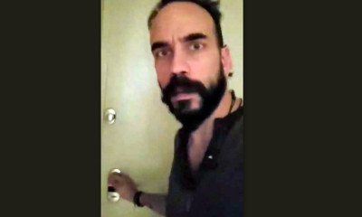 Μουζουράκης: Δείτε τις αντιδράσεις των παιδιών μόλις άνοιγε την πόρτα για να του πουν τα κάλαντα