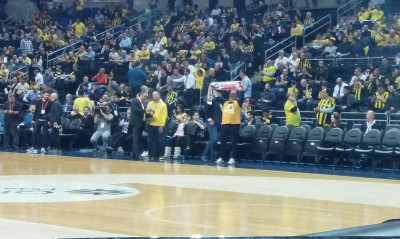 Και… κασκόλ του Ολυμπιακού στην Πόλη! (photos+video)