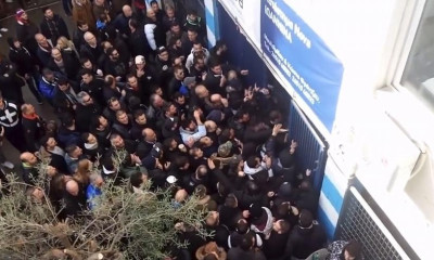 Χαμός στο Γιάννενα: Έσπασαν την πόρτα και μπούκαραν στο γήπεδο οπαδοί του ΠΑΟΚ! (videos)