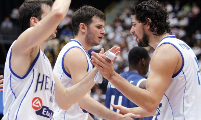 Επικό! Φώτσης και Λάζαρος «παλεύουν» στα αποδυτήρια της Εθνικής το 2004! (video)