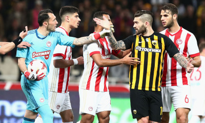 ΑΕΚ-Ολυμπιακός: «Αρπάχτηκαν» Προτό και Λιβάγια (photos)