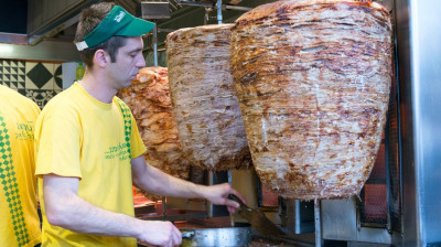Ερωτική εξομολόγηση στα «Τρία Αδέλφια»
