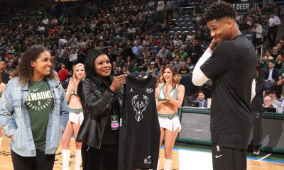 NBA All Star Game: Ο Αντετοκούνμπο πήρε τη φανέλα από τη μητέρα του (video)