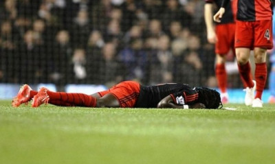 Σοκ με Γκομίς! Κατέρρευσε στο γήπεδο την ώρα του αγώνα (video)