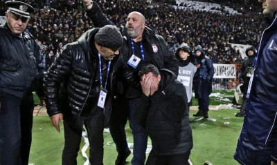 ΠΑΟΚ-Ολυμπιακός: Χαμός στην Τούμπα - Τραυματίστηκε ο Όσκαρ Γκαρθία, διακοπή στο ντέρμπι!