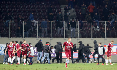 ΑΕΛ-ΑΕΚ: Οπαδός των «βυσσινί» την «έπεσε» στον Λαμπρόπουλο (photos)