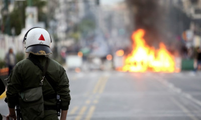 Ολυμπιακός: Σοβαρά επεισόδια οπαδών με ΜΑΤ λόγω... Τσακαλώτου στον Πειραιά (photos)