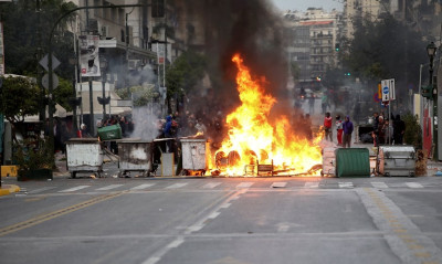 Πειραιάς: Βίντεο από τα επεισόδια οπαδών του Ολυμπιακού με τα ΜΑΤ (photos+video)