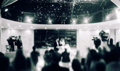 Γνωστός δημοσιογράφος έκανε πρόταση γάμου σε συνεργάτιδα της Σκορδά και χθες αρραβωνιάστηκαν!