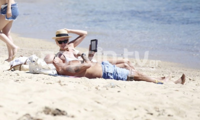 Οι πρώτες βουτιές του ερωτευμένου ζευγαριού στη Μύκονο!