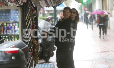 Ρουβάς-Ζυγούλη: Τους έπιασε βροχή και μπήκαν κάτω από το περίπτερο