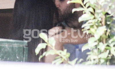 Ασυγκράτητα τα παιδιά! Καυτά φιλιά στη μέση του δρόμου για τον εφοπλιστή και τη καλλονή σύντροφό του