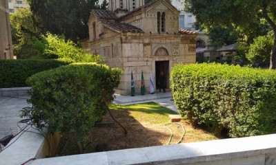 Άνθρωποι κάθε ηλικίας αποχαιρετούν τον Παύλο Γιαννακόπουλο (videos)