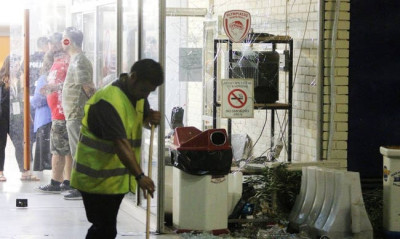 Στις φλόγες ο περίβολος του ΣΕΦ! (photo)