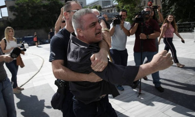 Δώρα Ζέμπερη - Το ξέσπασμα του πατέρα της στο δολοφόνο: «Αλήτη, φέρε πίσω το παιδί μου» (pics&vid)