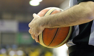 Απίστευτο ξύλο σε αγώνα μπάσκετ στις ΗΠΑ: Παίκτες έδειραν τους διαιτητές