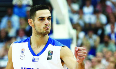 Ο Ιωάννης Παπαπέτρου και ένα σμήνος «παπαγάλοι»