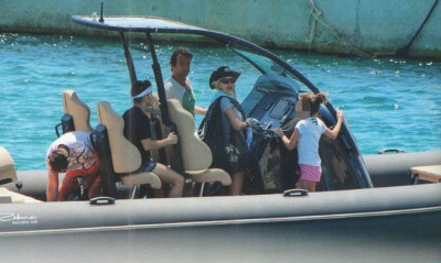 Μενεγάκη-Παντζόπουλος: Το φωτογραφικό άλμπουμ των διακοπών τους στα Κουφονήσια με σκάφος!