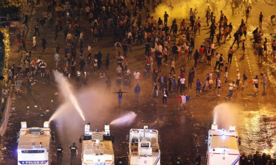 Γαλλία: Δύο νεκροί και σοβαρά επεισόδια στους πανηγυρισμούς για το Μουντιάλ (photos+videos)