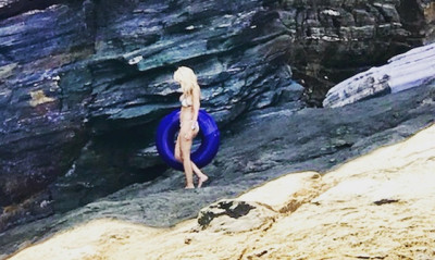 Ελένη Μενεγάκη: Οι αρετουσάριστες φωτό με μπικίνι  - Οι βουτιές με... την κουλούρα της στην Τήνο