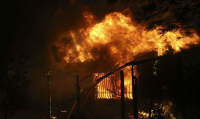 Φωτιά - Το βίντεο που κόβει την ανάσα: Η πύρινη λαίλαπα από ψηλά (vid)