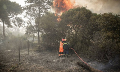 Φωτιά: Εκκενώνονται οικισμοί στους Αγίους Θεοδώρους - Δύσκολη κατάσταση στην Κινέτα