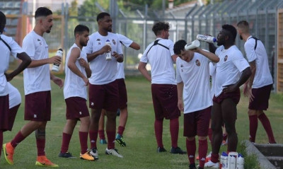 Φωτιά: Ιταλική ομάδα θα αγωνιστεί με μαύρες φανέλες στη μνήμη των νεκρών από τις φονικές πυρκαγιές