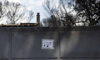 Φωτιά Μάτι: Τα συγκλονιστικά μηνύματα στις αυλόπορτες των σπιτιών (photos)