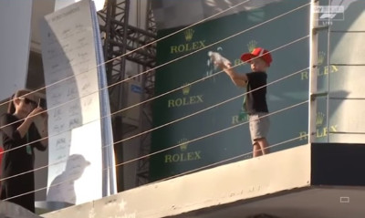 Τρελό γέλιο! Ο γιος του Ραϊκόνεν μοιράζει… νερό στο πόντιουμ! (video)