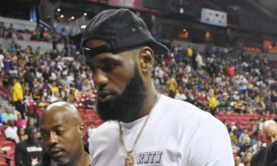 Ο ΛεΜπρον Τζέιμς με την φανέλα των Λέικερς (photo)