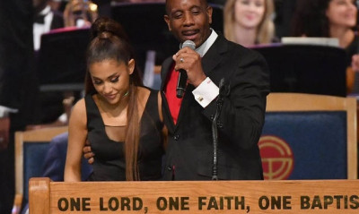 Κληρικός δεν σταμάτησε να χαϊδεύει το στήθος της Αριάνα Γκράντε στην κηδεία της Αρίθα Φράνκλιν (vid)