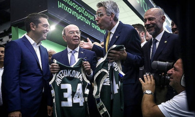 ΔΕΘ 2018: Δώρισαν στον Τσίπρα φανέλα του Αντετοκούνμπο (photo+video)