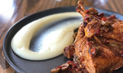 Η συνταγή της ημέρας: Κοτόπουλο κοκκινιστό με ελιές