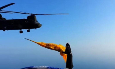 Ο μοναχός Ιωσήφ ευλογεί με τη σημαία τους Ικάρους και τους ναυτικούς. Τα συγκινητικά βίντεο