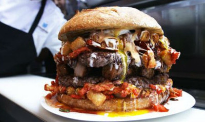 Ο παράδεισος είναι εδώ: Αυτό είναι το μεγαλύτερο μπέργκερ στον κόσμο! (video)