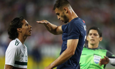 Έκανε μπούλινγκ στον αντίπαλο για το ύψος του κι όταν του όρμησαν οι υπόλοιποι έκανε την κότα