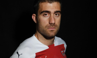 Πού πας, ρε Σωκράτη, με άσπρη κάλτσα και μαύρο κοστούμι;