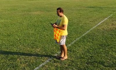 Απίστευτος: Επόπτης έσκασε μύτη στο γήπεδο με σαγιονάρα!