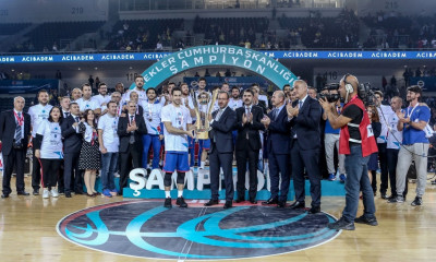 Στεφάνη ο εκπληκτικός Σλούκας και… κούπα η Εφές! (video)