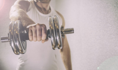 6 ασκήσεις μόνο με αλτήρες για να κάψεις λίπος και να δυναμώσεις